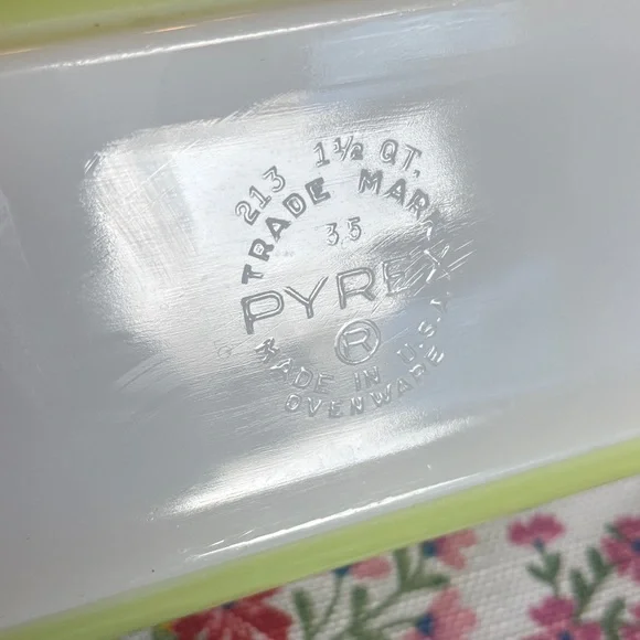 Pyrex 213 1 1/2 GT lime, green Rectangular Baking Dish - Picture 3 of 4